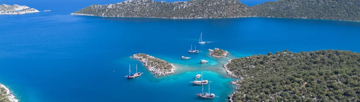 Bucht in der Türkei mit mehreren Booten und kleinen Inseln