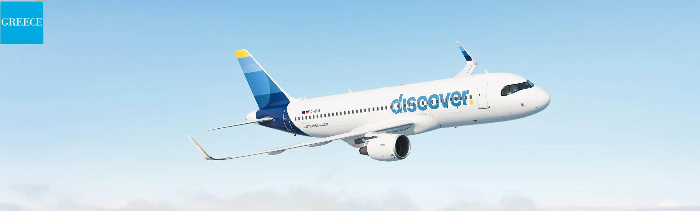 Strand mit Sonnenliegen und Sonnenschirmen in Griechenland