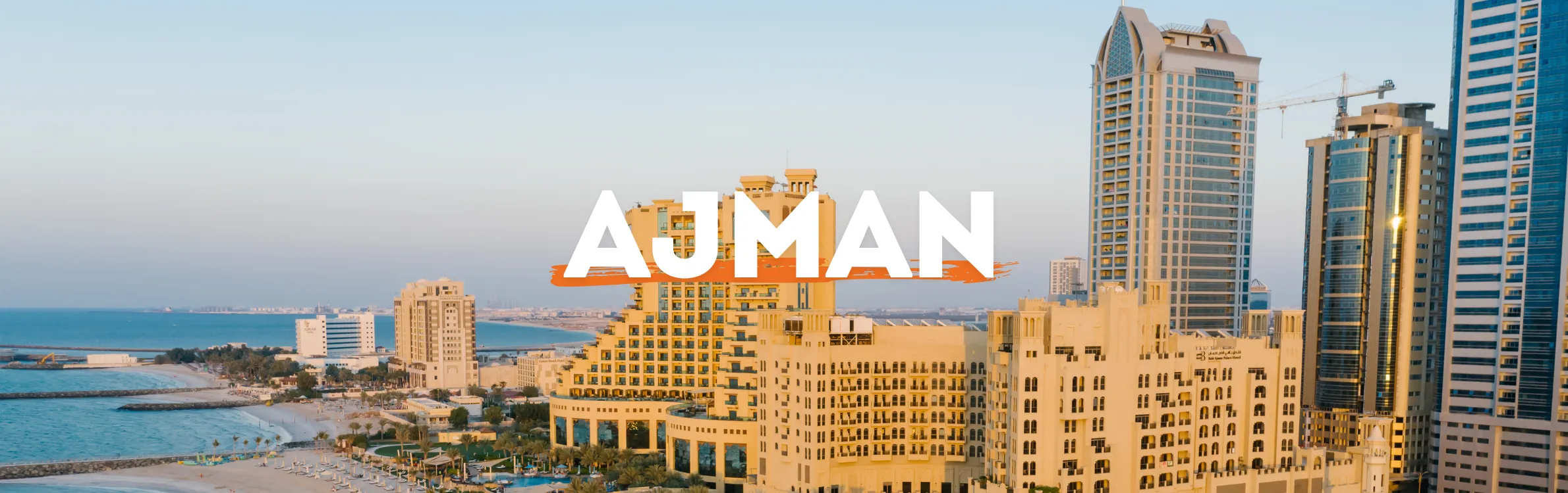 Küste von Ajman mit Wolkenkratzern und Hotels