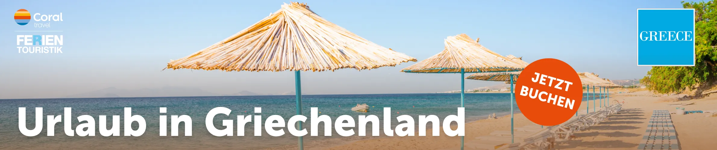 Strand mit Sonnenliegen und Sonnenschirmen in Griechenland