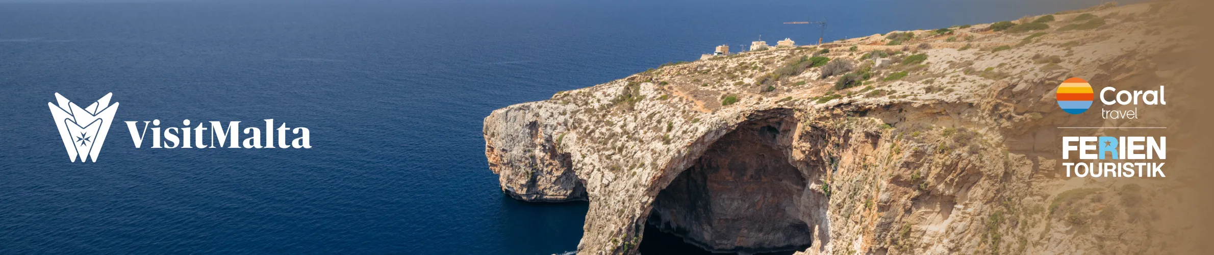 Steile Klippe am Meer ohne Wellen