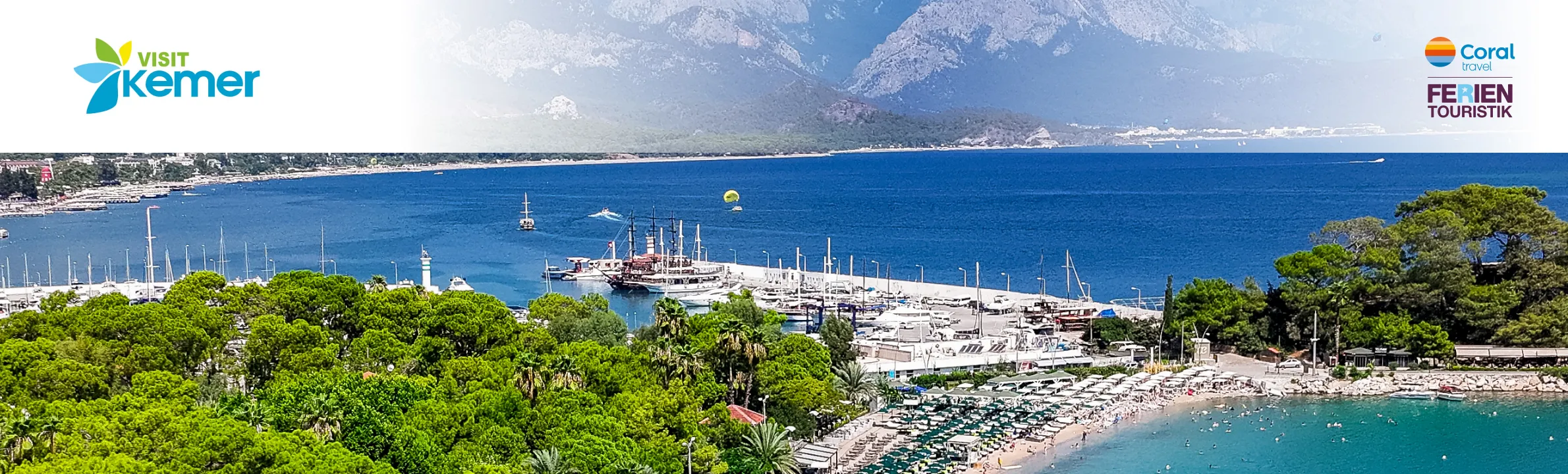 Kleiner Strand mit vielen Sonnenliegen