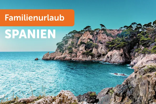 Steinige Küste mit blauem Meer