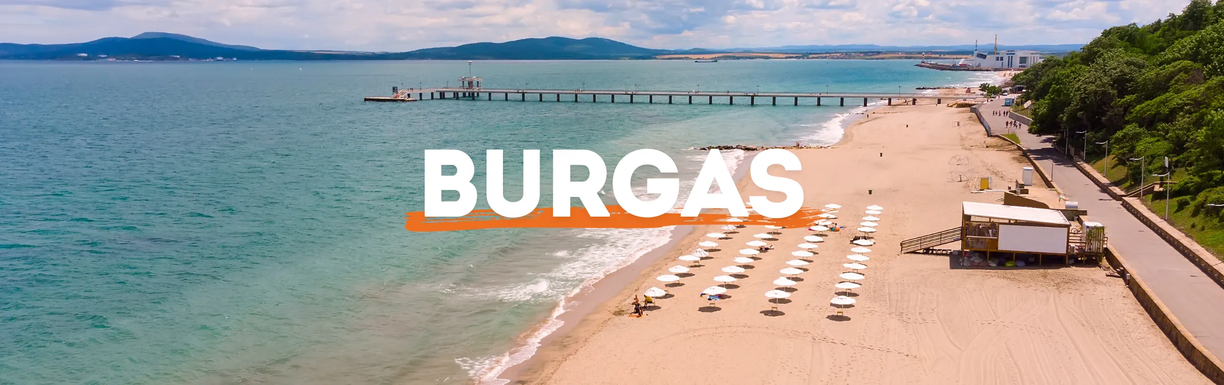 Leerer Strand von Burgas mit wenigen Sonnenschirmen