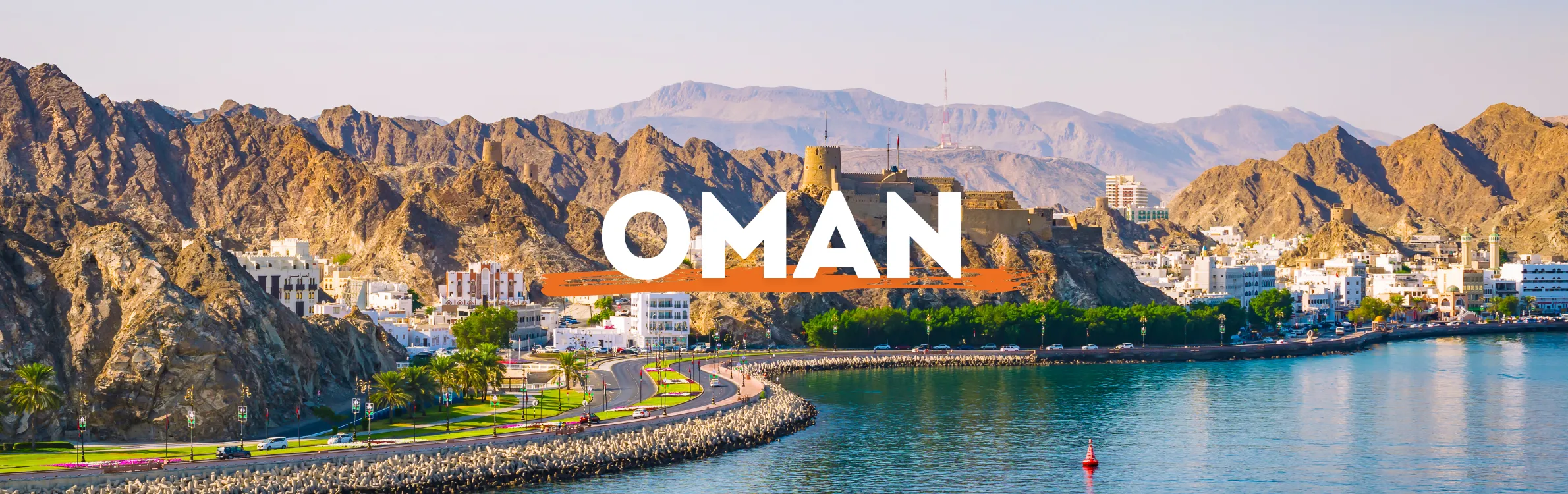 Die Küste von Oman mit Gebirge und Straßen