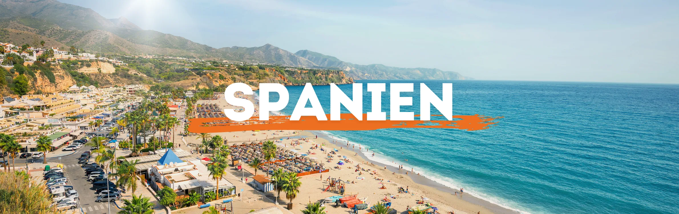 Strand in Spanien mit Bergen im Hintergrund