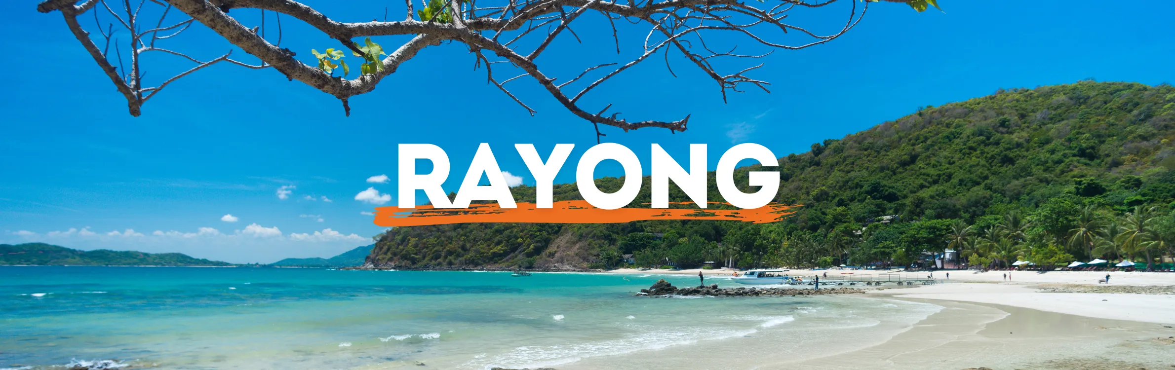 Strand von Rayong mit Wald im Hintergrund