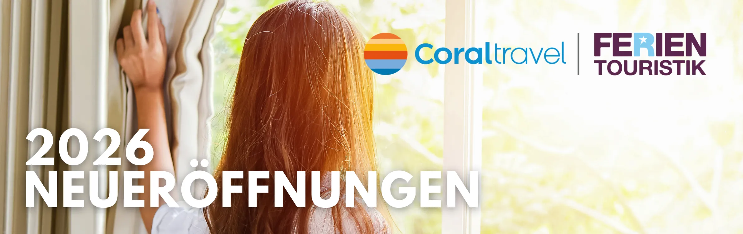 Frau von hinten fotografiert schaut aus dem Fenster