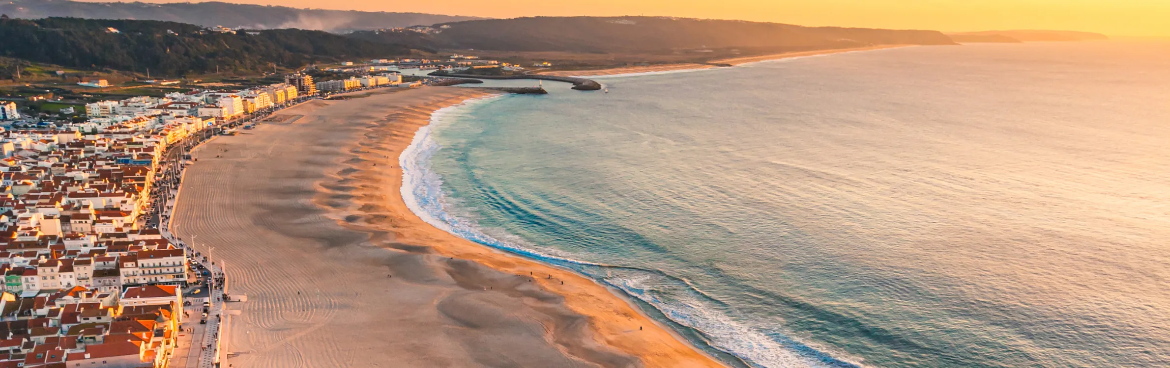 Sonnenuntergang an einem großen Strand