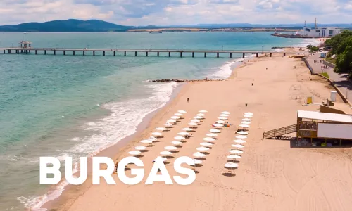 Leerer Sonnenstrand in Burgas mit kleinen Wellen