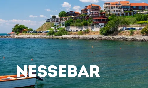 Küste von Nessebar mit Häusern im Hintergrund