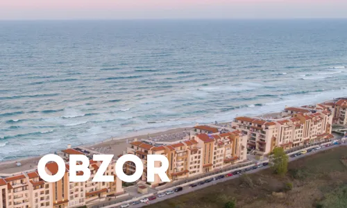 Strand von Obzor von oben gesehen mit Häusern