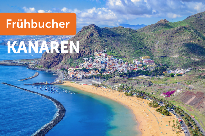 Strand mit Berge im Hintergrund