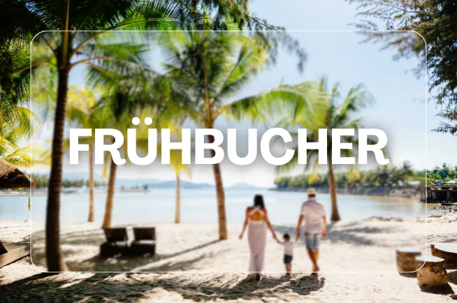 Mann, Frau und Kind an einem Strand mit Palmen