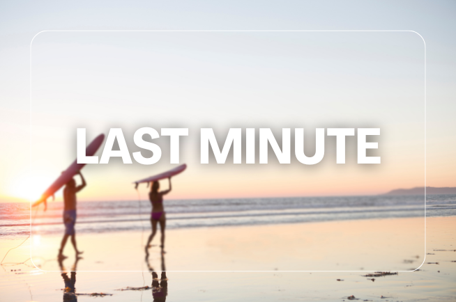 Zwei Personen am Strand mit Surfbrett