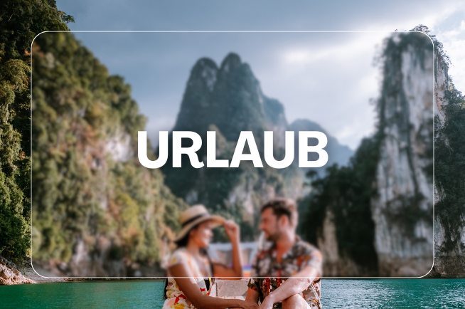 Mann und Frau auf einem Boot mit Gebirge im Hintergrund