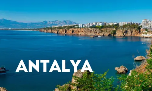 Die Küste von Antalya mit Gebirge im Hintergrund