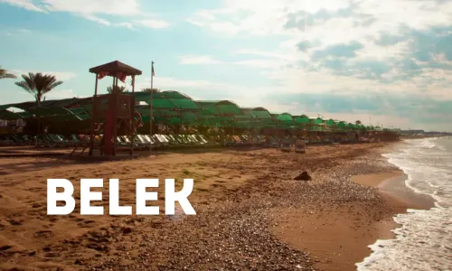 Strand von Belek mit Sonnenliegen und Sonnenschirmen