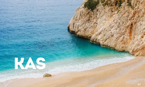 Strand von Kas mit Felsformationen