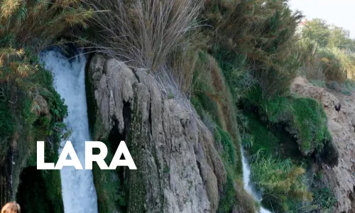 Kleiner Wasserfall an Felsen in Lara