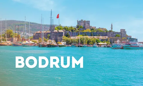 Kleiner Hafen mit Booten in Bodrum