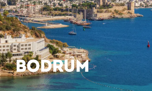 Küste von Bodrum mit Hotels und Booten