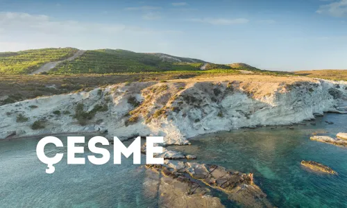 Küste von Cesme mit klarem Wasser und hellen Steinen