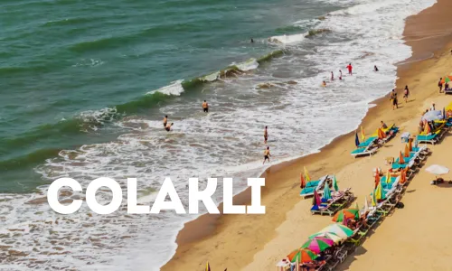 Strand von Colakli mit Sonnenschirmen und Sonnenliegen