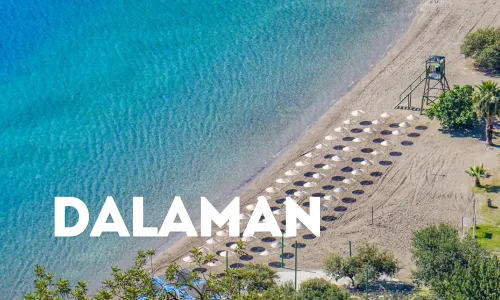 Strand von Dalaman mit Sonnenschirmen