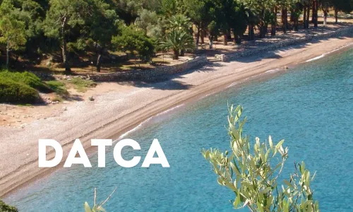 Strand von Datca mit Sand und Bäumen