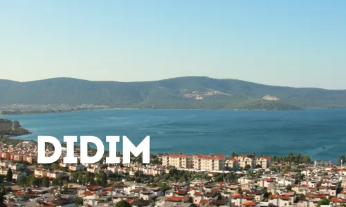 Didim mit dem Meer und Gebirge im Hintergrund