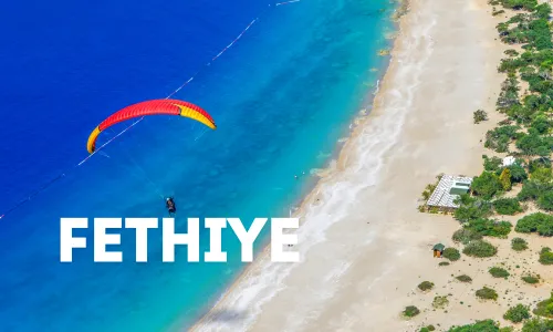Strand von Fethiye mit Parasailing