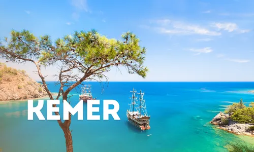 Boot im Wasser mit Türkeiflagge