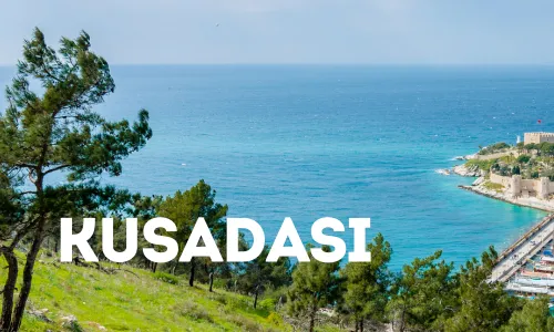 Meer in Kusadasi mit Bäumen und Wiese im Vordergrund