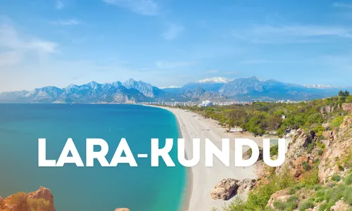 Strand und Berge in Lara-Kundu