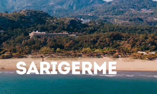 Strand von Sarigerme mit Bäumen im Hintergrund