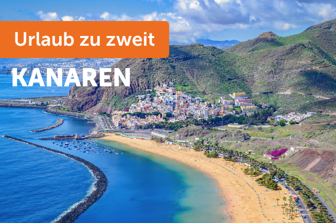 Strand auf den Kanaren mit Gebirge im Hintergrund