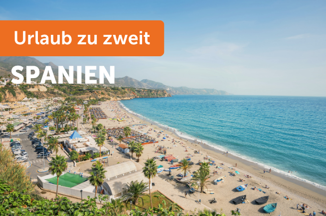 Strand in Spanien mit Gebirge im Hintergrund