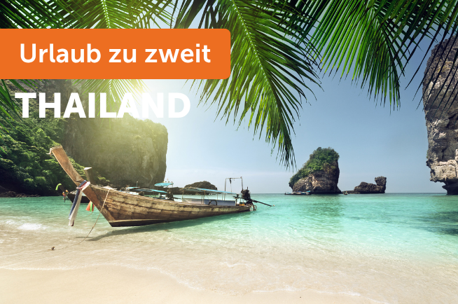 Strand in Thailand mit Holzboot