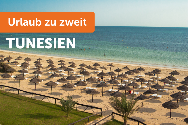 Strand mit Sonnenschirmen