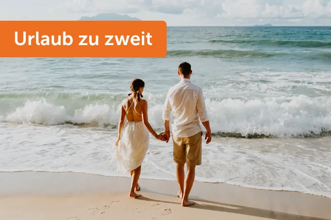 Ein Mann und eine Frau stehen am Strand