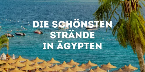 Strand von Ägypten mit Booten im Wasser