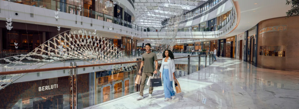 Ein Paar läuft Hand in Hand durch die Dubai Mall