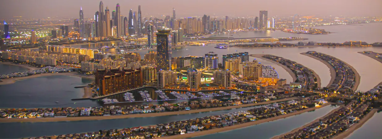 Palm Jumeirah in Dubai bei Nacht mit einer Drohne fotografiert