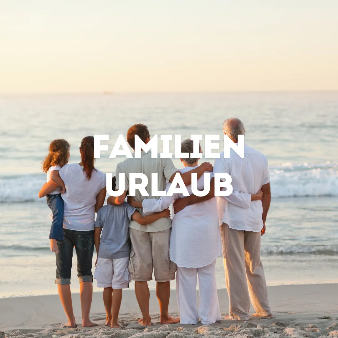 Familie steht am Strand am Meer