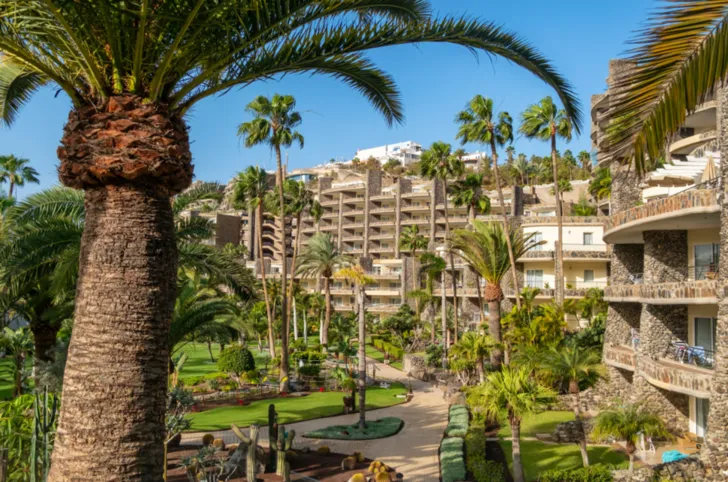Hotel mit Palmen auf Gran Canaria