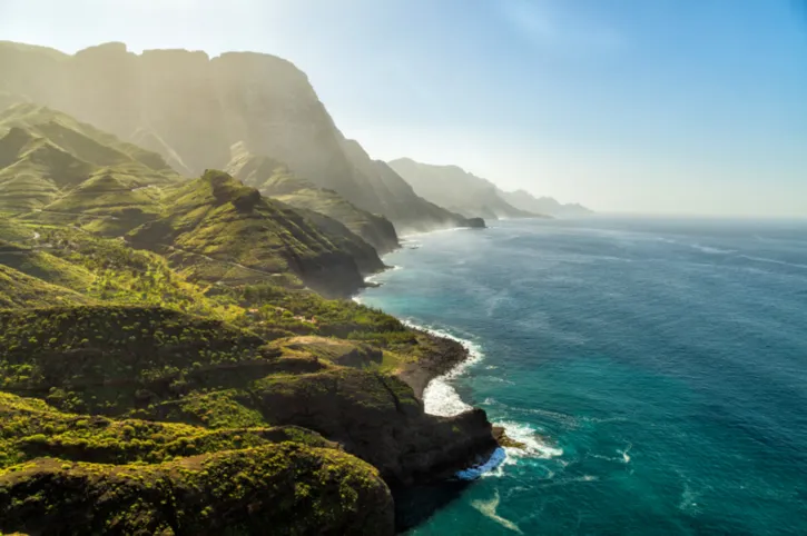 Die Küste von Gran Canaria mit Bergen
