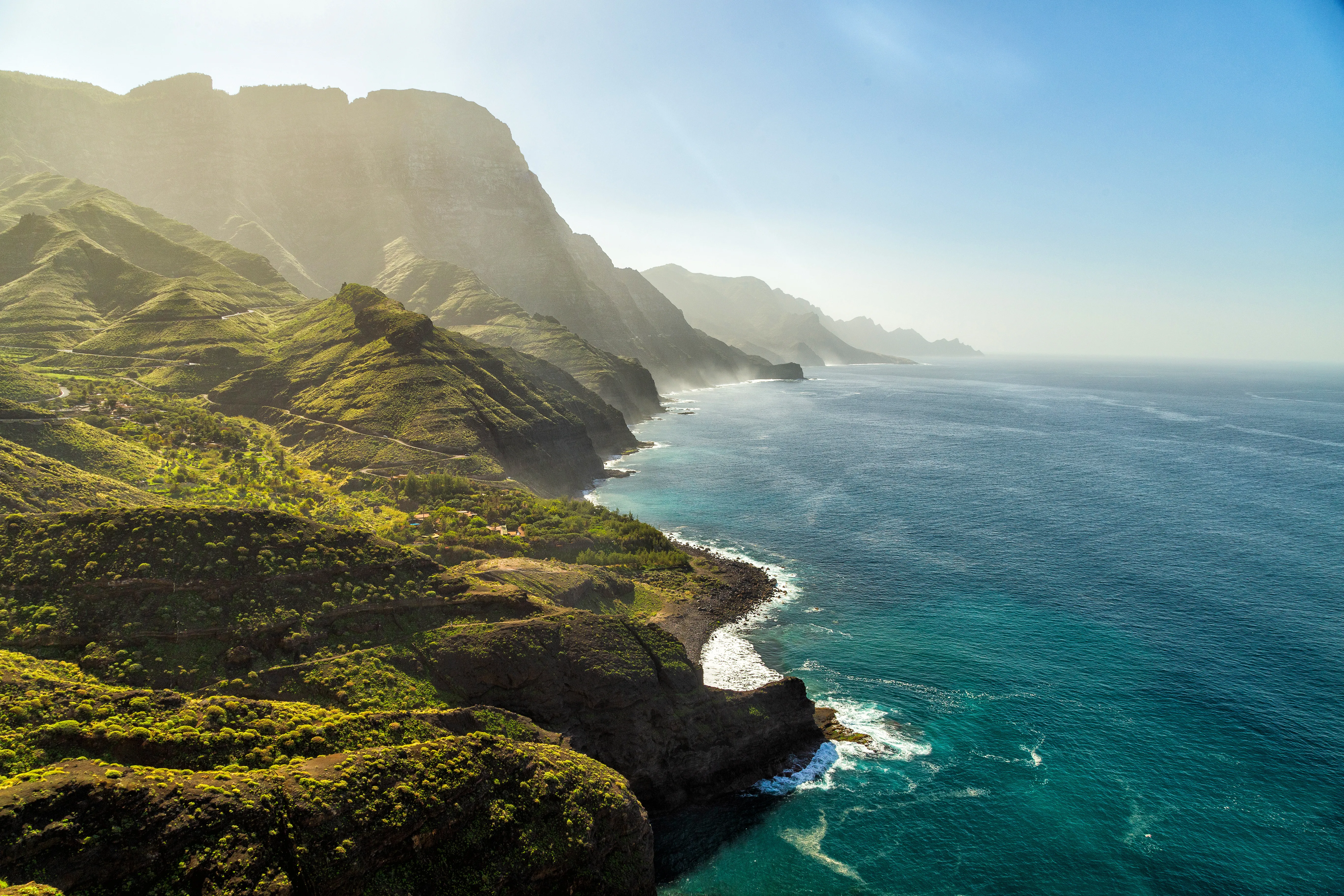 Die Küste von Gran Canaria mit Bergen