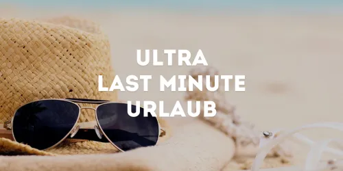 Sonnenhut und Sonnenbrille auf dem Sand am Strand