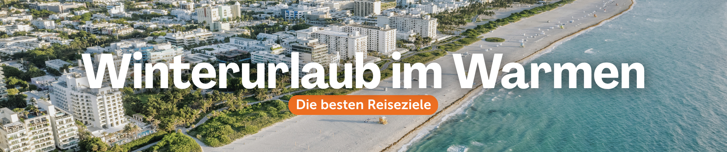 Hotels, Resorts und Strand von oben gesehen